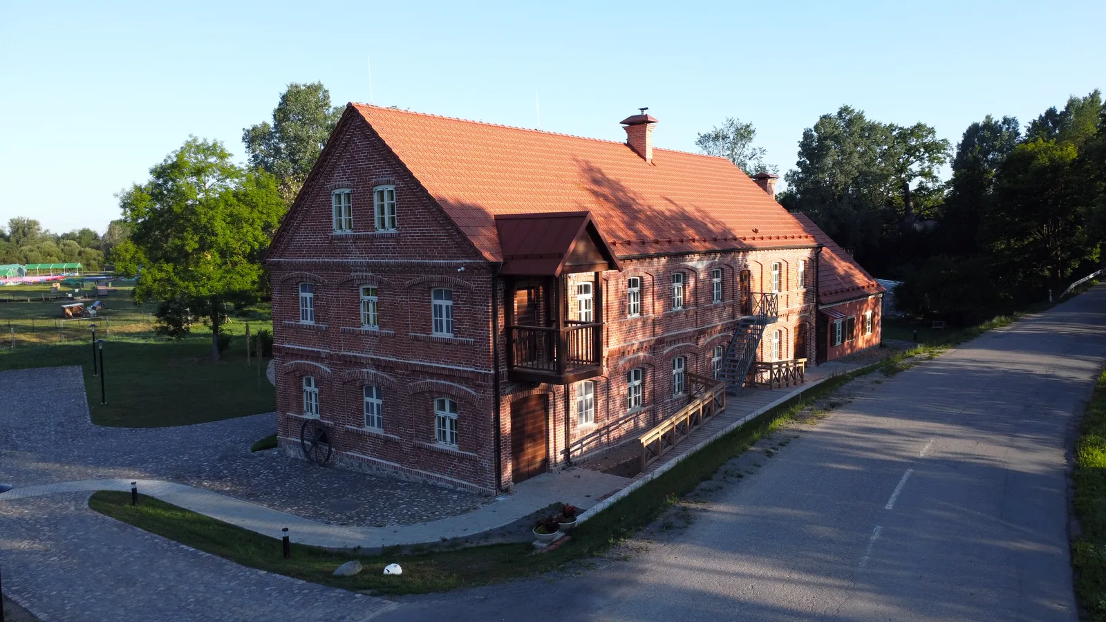 Raubonių vandens malūnas – vilnų karšykla-verpykla, restauruotas raudonų plytų pastatas