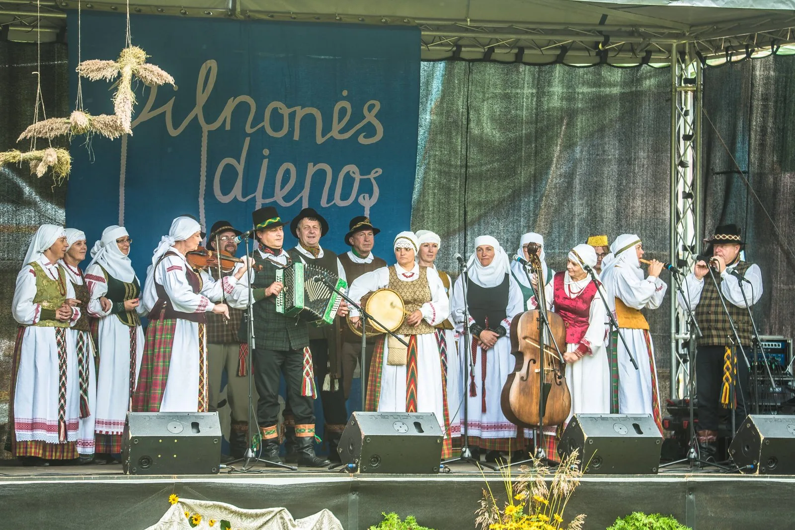 Folkloro ansamblis „Vilnonės dienų“ scenoje Raubonyse